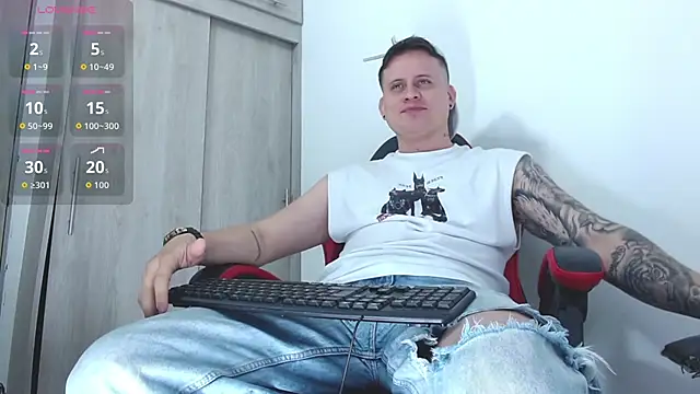 Snapshot of leon_cumming chatting on December 2, 2025, 11:45 pm leon cumming online show from December 2, 2025, 11:45 pm