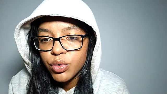 xoeewinters online show from December 5, 2025, 12:47 pm