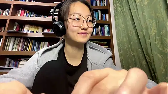 LinaClous online show from December 15, 2025, 1:37 pm