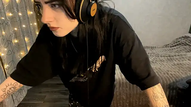 Meowluly online show from December 17, 2025, 8:48 pm