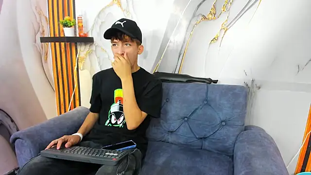 Alex LatinBoy18 online show from November 28, 2025, 8:11 pm