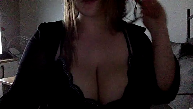 Snapshot of Blue-Coxy chatting on December 15, 2025, 10:03 pm Blue-Coxy online show from December 15, 2025, 10:03 pm