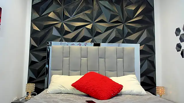 sol-angel online show from December 2, 2025, 8:04 pm