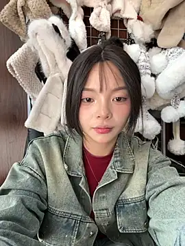 Yui-Ti online show from December 3, 2025, 5:04 am