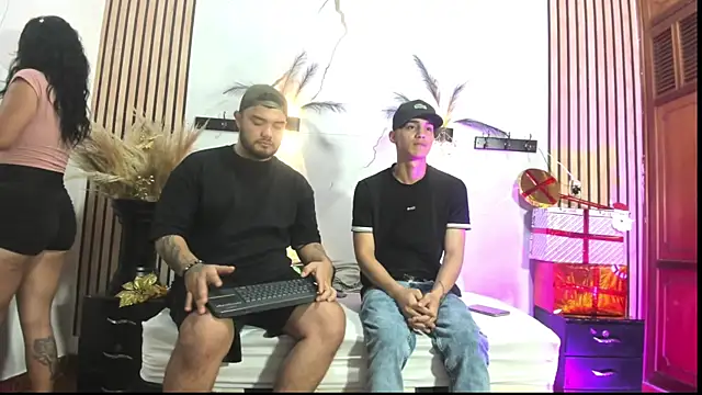 Karen Mio online show from December 1, 2025, 1:05 pm