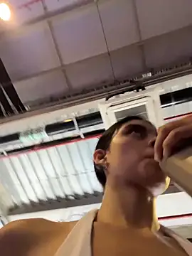 Miia moonn online show from April 18, 2026, 5:17 pm