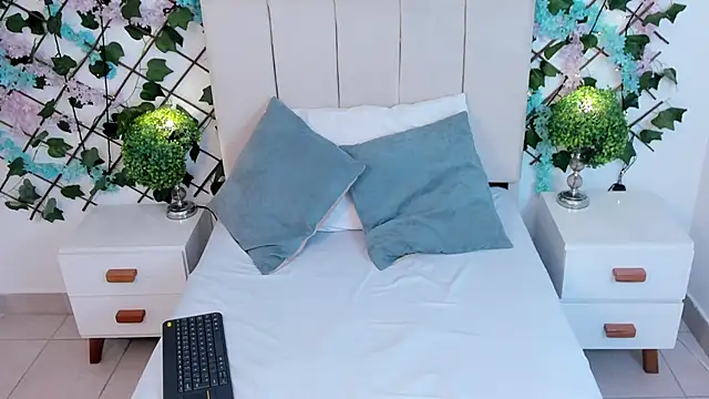 CharlotteBlossom online show from December 1, 2025, 8:25 pm