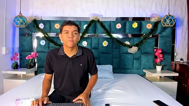 Snapshot of _bonnyandclyde chatting on December 19, 2025, 12:01 pm bonnyandclyde online show from December 19, 2025, 12:01 pm