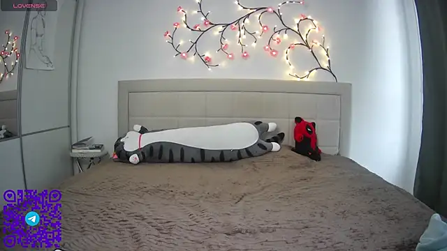 ArianeRandy online show from April 13, 2026, 3:17 pm