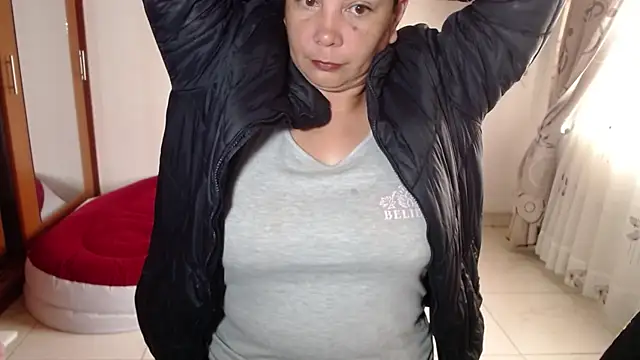 vivian-milf online show from February 7, 2026, 12:42 pm