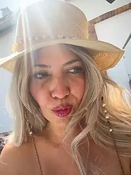 IsaSantoDomingo online show from December 1, 2025, 2:44 pm