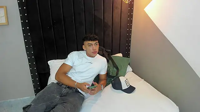 Snapshot of Bryan_robayo5 chatting on November 30, 2025, 12:09 pm Bryan robayo5 online show from November 30, 2025, 12:09 pm