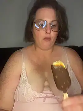 Snapshot of bea_french_curvy chatting on June 17, 2026, 8:21 pm bea french curvy online show from June 17, 2026, 8:21 pm