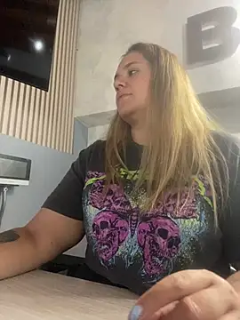 LoreinnFox online show from April 5, 2026, 8:28 pm