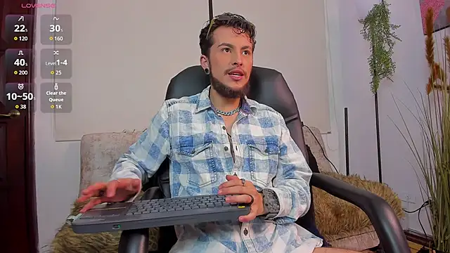 Snapshot of MTHW__ chatting on December 3, 2025, 10:08 pm MTHW online show from December 3, 2025, 10:08 pm