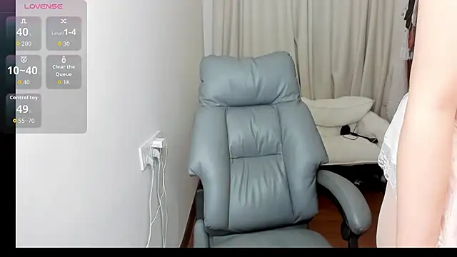 linlinjiang33 online show from April 6, 2026, 5:52 am