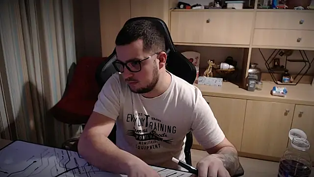 kevinnlovelly online show from December 18, 2025, 6:36 pm