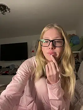 RosieLovexoxx online show from December 16, 2025, 5:07 pm