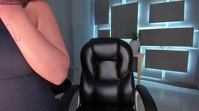 AmbarOwens online show from January 14, 2026, 2:06 am