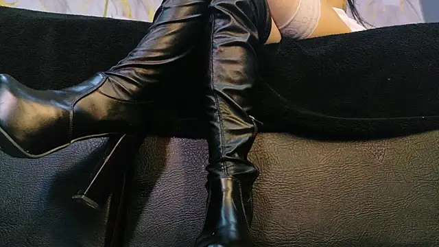 MilaDeRoux online show from March 12, 2026, 2:18 am