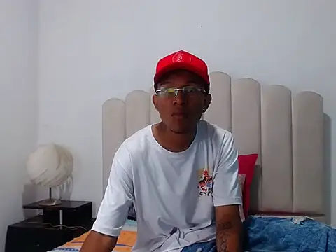 Snapshot of BobbyHot_4u chatting on December 1, 2025, 1:16 pm BobbyHot 4u online show from December 1, 2025, 1:16 pm