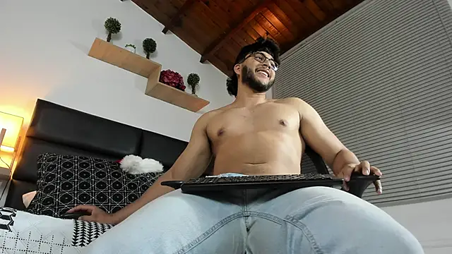 mike foxxx  online show from December 18, 2025, 1:39 pm