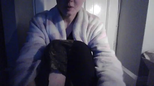 Amy01112 online show from December 17, 2025, 3:40 pm