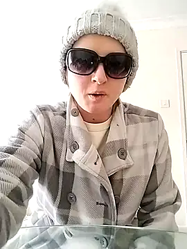 Amy01112 online show from April 20, 2026, 2:20 pm