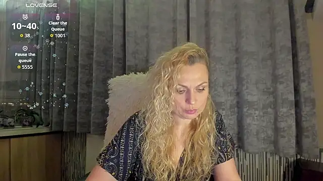 Snapshot of LanaLight_x chatting on May 15, 2026, 8:27 pm LanaLight x online show from May 15, 2026, 8:27 pm