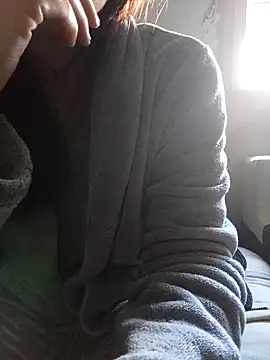 gatitachula93 online show from April 5, 2026, 8:55 am