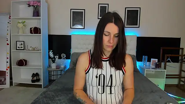 KiraNeeww online show from February 5, 2026, 7:02 am