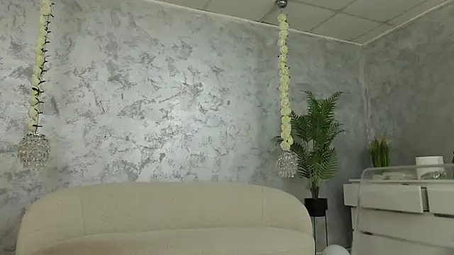 SilviaVanda online show from June 19, 2026, 6:07 am