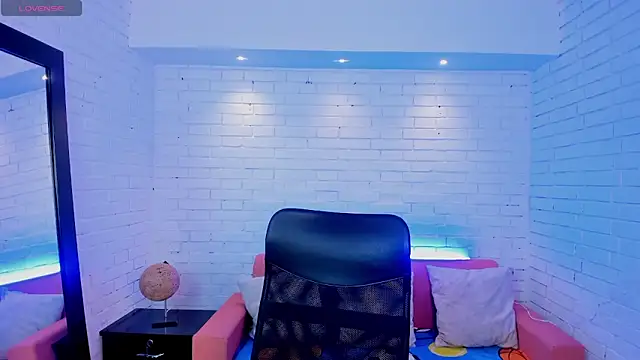 TiffanyHoustton online show from February 25, 2026, 12:04 pm