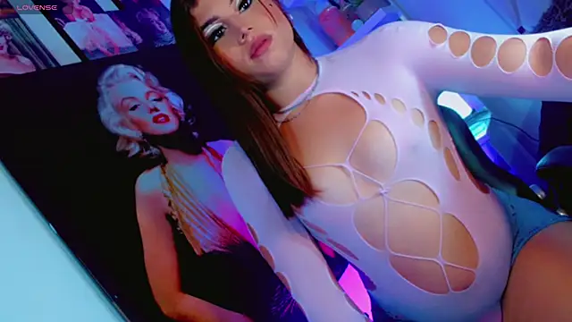 Snapshot of Tiiana_Glow10_ chatting on December 3, 2025, 4:09 am Tiiana Glow10 online show from December 3, 2025, 4:09 am