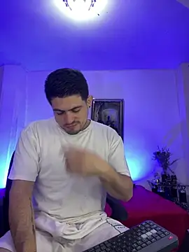 williamsmiiths16 online show from April 15, 2026, 11:50 am