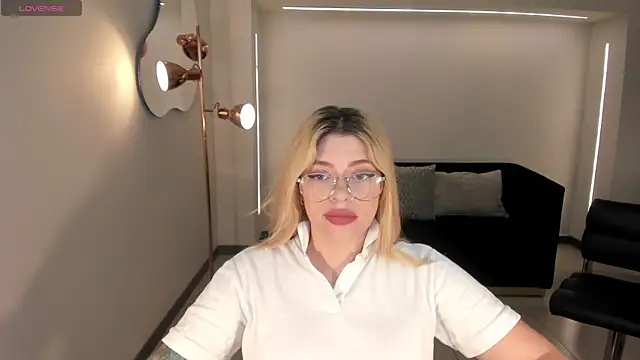 MadisonKane online show from November 30, 2025, 11:47 am