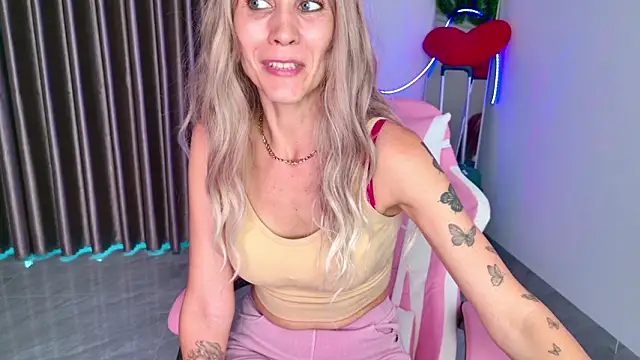 betty xoxoo online show from February 16, 2026, 10:44 am