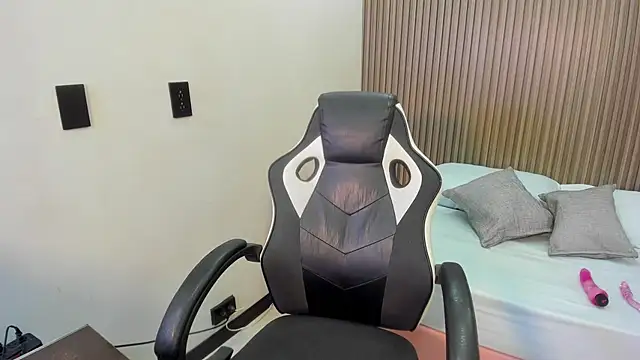 madison saenzz online show from February 11, 2026, 7:41 pm