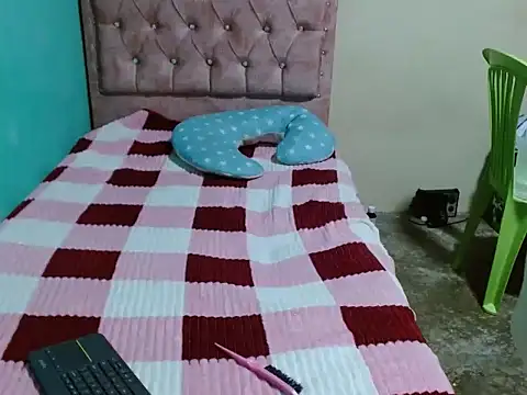 caro lil online show from April 18, 2026, 5:22 am