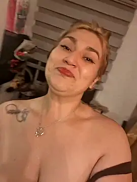 Snapshot of Magenta_Moon chatting on January 13, 2026, 11:43 pm Magenta Moon online show from January 13, 2026, 11:43 pm