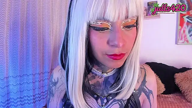 Julls420  online show from May 7, 2026, 6:19 am