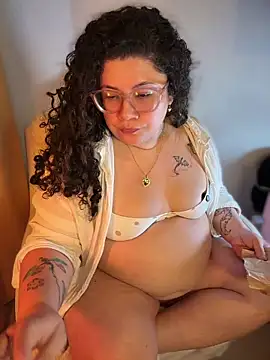 Snapshot of VanesssaMilf_ chatting on June 16, 2026, 2:03 am VanesssaMilf online show from June 16, 2026, 2:03 am