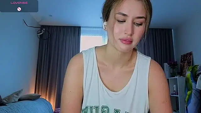 KiraBodrick online show from July 28, 2026, 4:39 pm