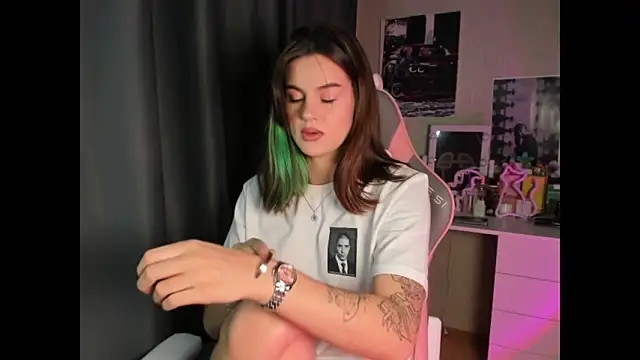 Snapshot of NikkieKitty chatting on December 22, 2025, 5:10 pm NikkieKitty online show from December 22, 2025, 5:10 pm