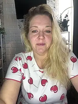 Snapshot of JenniferCarmen chatting on April 29, 2026, 2:15 am JenniferCarmen online show from April 29, 2026, 2:15 am