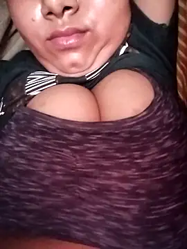 Snapshot of pihuu1313 chatting on May 13, 2026, 9:33 pm pihuu1313 online show from May 13, 2026, 9:33 pm