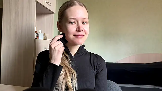 ZaidaSchwarten online show from March 21, 2026, 8:30 am