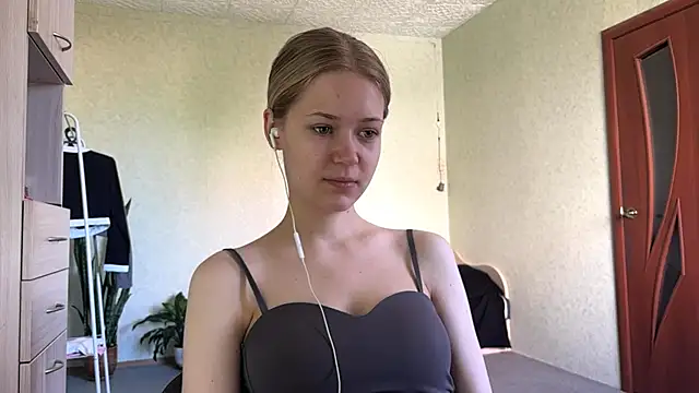 ZaidaSchwarten online show from May 24, 2026, 5:23 am