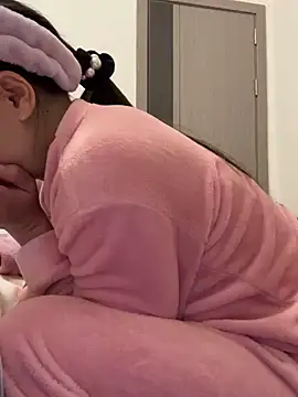 Snapshot of cmvoo chatting on December 17, 2025, 2:12 pm cmvoo online show from December 17, 2025, 2:12 pm