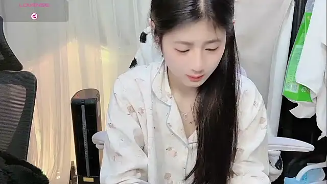 Snapshot of Yvonne-07 chatting on January 15, 2026, 9:29 pm Yvonne-07 online show from January 15, 2026, 9:29 pm